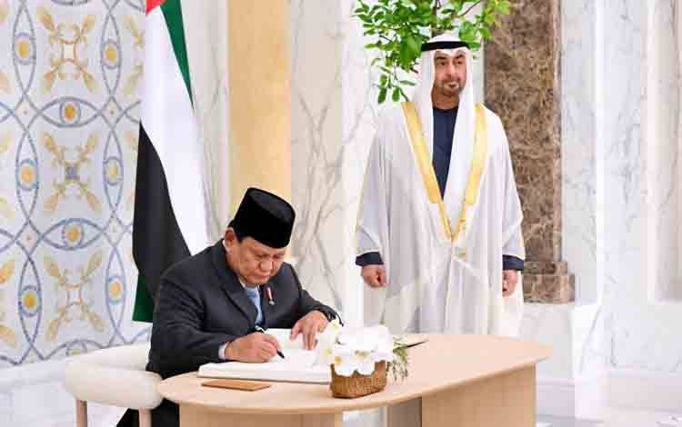 Presiden RI Prabowo Subianto menuliskan pesan untuk Persatuan Emirat Arab (PEA) yang disaksikan langsung oleh Presiden PEA Mohamed bin Zayed Al Nahyan (MBZ) dalam kunjungan di Abu Dhabi, PEA, Sabtu (23/11/2024). (ANTARA/HO-Biro Pers Sekretariat Presiden)