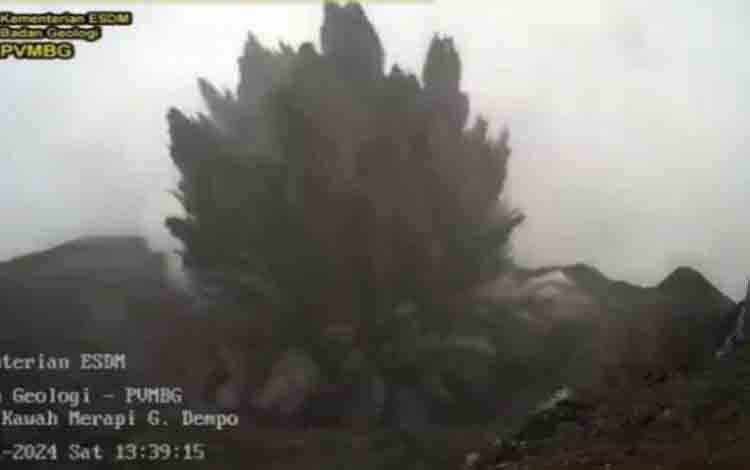 Ilustrasi: Erupsi Gunung Dempo, Kota Pagaralam, Sumatera Selatan, Sabtu (23/11/2024). (ANTARA/HO-Badan Geologi)