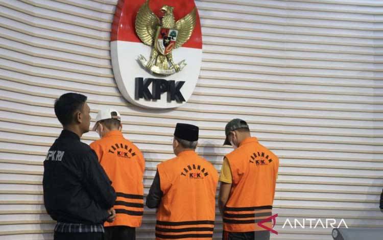 Penyidik Komisi Pemberantasan Korupsi (KPK) menghadirkan Sekretaris Daerah Bengkulu Isnan Fajri (kiri), Gubernur Bengkulu Rohidin Mersyah (tengah) dan ajudan Gubernur Bengkulu Evrianshah yang menjadi tersangka dalam perkara dugaan korupsi berupa pemerasan dan gratifikasi di lingkungan Pemerintah Provinsi Bengkulu dalam jumpa pers di Gedung Merah Putih KPK, Jakarta, Minggu (24/11/2024). (ANTARA/Fianda Sjofjan Rassat)