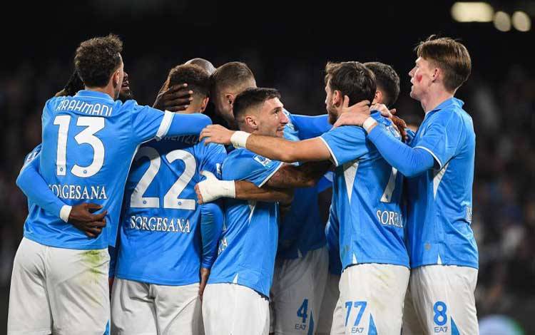 Selebrasi pemain Napoli setelah Romelu Lukaku mencetak gol kemenangan dalam pertandingan Liga Italia 2024/25 melawan AS Roma di Stadion Diego Maradona pada Senin (25/11/2024). ANTARA/SSCNapoli