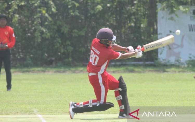Aksi dari pemain timnas cricket Indonesia, Kadek Dharma Kesuma dalam gelaran Bali Bash International Indonesia-Myanmar Series yang berlangsung di Bali, Selasa (19/11/2024). (ANTARA/HO-PP PCI)