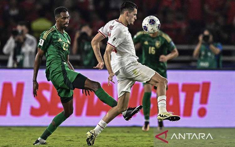 Pesepak bola Timnas Indonesia Justin Hubner (kanan) berebut bola dengan pesepak bola Timnas Arab Saudi Mohammed Kanno (kiri) pada pertandingan Grup C putaran ketiga Kualifikasi Piala Dunia 2026 Zona Asia di Stadion Utama Gelora Bung Karno, Senayan, Jakarta, Selasa (19/11/2024). ANTARA FOTO/Aprillio Akbar/Lmo/Spt/am.