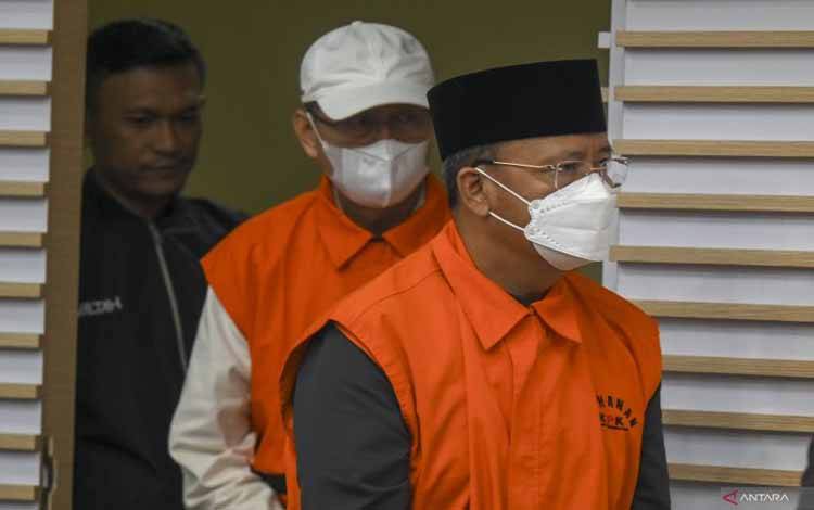 Dokumentasi - Petugas menggiring Gubernur Bengkulu Rohidin Mersyah (kanan) dan Sekda Provinsi Bengkulu Isnan Fajri (tengah) menuju ruang konferensi pers penetapan dan penahanan tersangka operasi tangkap tangan (OTT) KPK di Gedung Merah Putih, KPK, Jakarta, Minggu (24/11/2024). ANTARA FOTO/Muhammad Ramdan/tom.