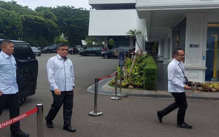 Menteri Ketenagakerjaan (Menaker) Yassierli (tengah) saat tiba di kompleks Istana Kepresidenan, Jakarta, Senin (25/11/2024), untuk menghadiri rapat terbatas terkait isu ketenagakerjaan. (ANTARA/Andi Firdaus)