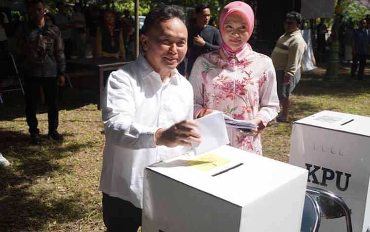 Gubernur Kalteng Sugianto Sabran didampingi istri saat menggunakan hak pilihnya saat Pemilu 2024 (Foto:Duan MMC)