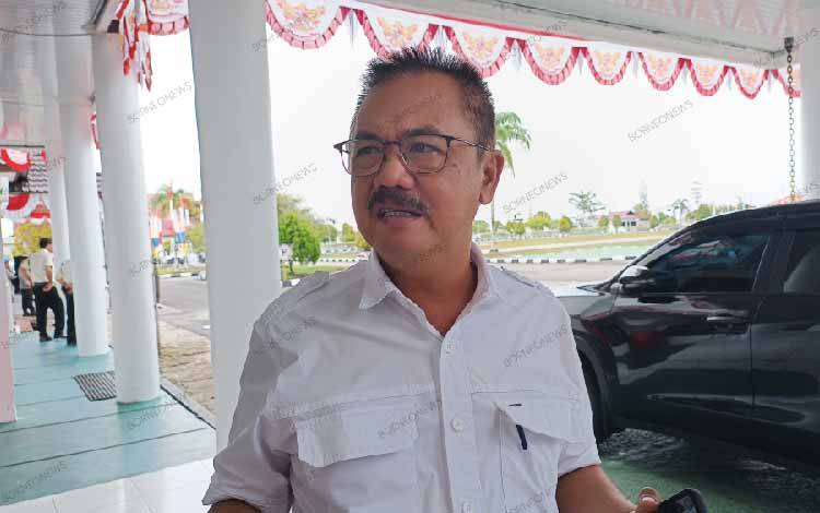 Pj Bupati Gunung Mas Herson B Aden saat ditemui wartawan. (FOTO: RISKA YULYANA)