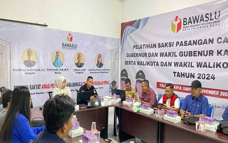 Ketua Bawaslu Palangka Raya Endrawati saat memimpin kegiatan pelatihan saksi (Foto : Bawaslu Palangka Raya)