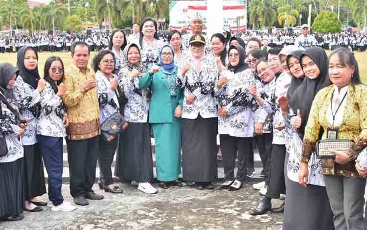 Pj Wali Kota Palangka Raya, Hera Nugrahayu bersama para guru saat memperingati Hari Guru Nasional. (FOTO: HUMAS)?