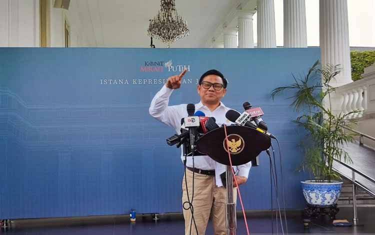 Menteri Koordinator Bidang Pemberdayaan Masyarakat (Menko PMK) Muhaimin Iskandar saat menyampaikan keterangan di kompleks Istana Kepresidenan, Jakarta, Selasa (26/11/2024), usai mendiskusikan program bantuan sosial bersama Presiden Prabowo Subianto. ANTARA/Mentari Dwi Gayati