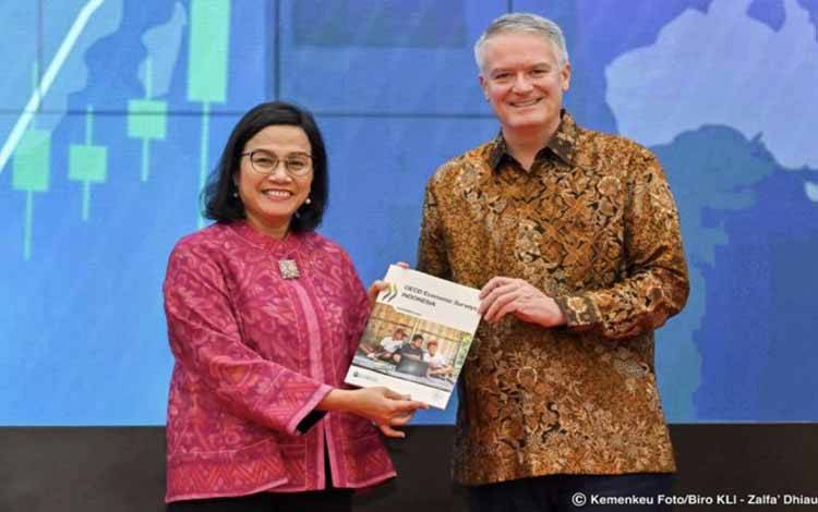 Menteri Keuangan Sri Mulyani Indrawati bersama Sekretaris Jenderal OECD Matthias Cormann dalam acara peluncuran Survei Ekonomi OECD Indonesia 2024 di Kantor Pusat Kementerian Keuangan, Jakarta, Selasa (26/11/2024). (ANTARA/HO-Kementerian Keuangan)