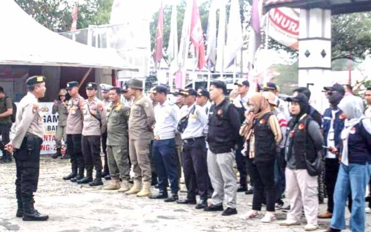 Tim pelepasan APK saat melakukan apel sebelum melaksanakan pepasan APK yang masih terpasang dibeberapa tempat.(foto: Dhani)