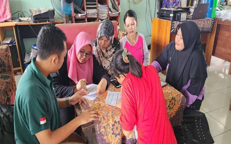 PT Astra Agro Lestari Tbk menyerahkan insentif honor kepada sekolah di sekitar perkebunan kelapa sawit