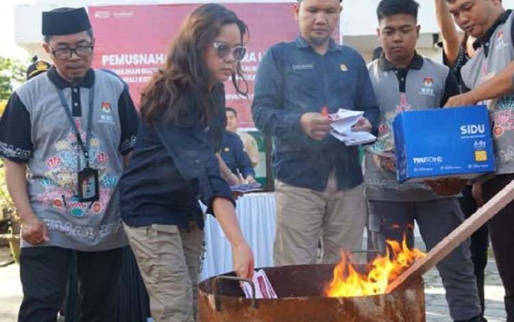 KPU Kota Palangka Raya memusnahkan surat suara lebih dan rusak di Palangka Raya, Selasa (26/11/2024). (ANTARA/HO-Dokumentasi Palangka Raya)