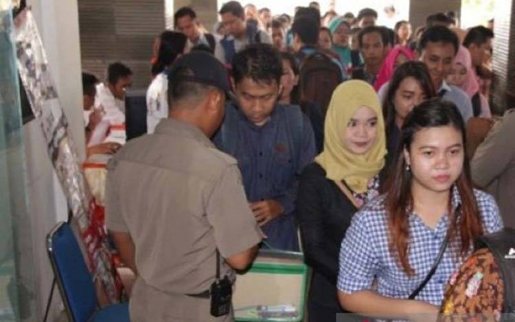 Ratusan pencari kerja saat memasuki arena Palangka Raya Job Fair di Palangka Raya. (ANTARA/Rendhik Andika)