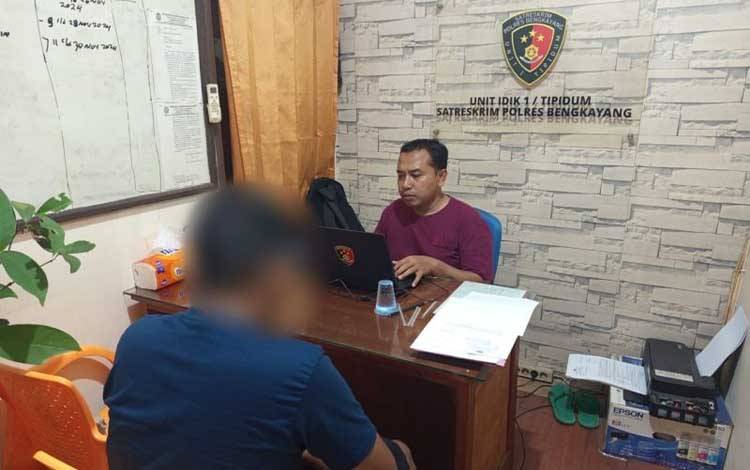 Pelaku TPPO saat dimintai keterangan di Polres Bengkayang (ANTARA/Narwati)
