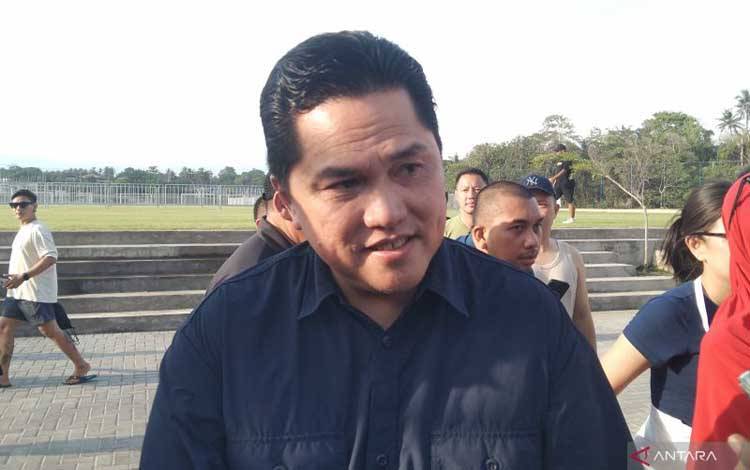 Ketua Umum (Ketum) PSSI Erick Thohir diwawancarai awak media di Bali United Training Center Pantai Purnama, Kecamatan Sukawati, Kabupaten Gianyar, Bali, Sabtu (23/11/2024) (ANTARA/Dewa Ketut Sudiarta Wiguna)