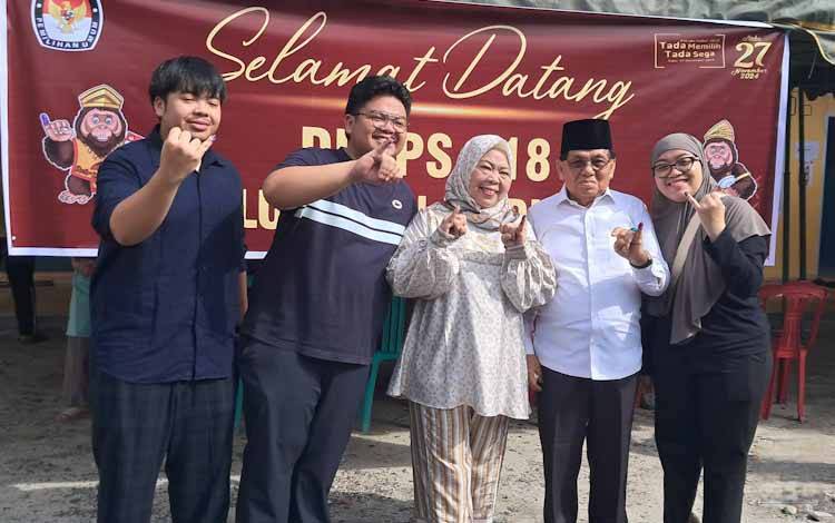 Paslon nomor urut 2 dalam Pilkada Kobar 2024 Nurhidayah bersama keluarganya usai mencoblos di TPS 18 Kelurahan Madurejo, Kecamatan Arsel, Kabupaten Kobar, Rabu, 27 November 2024.