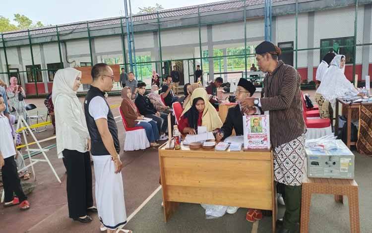 Calon Bupati Seruyan nomor urut 1 M Mukhlis saat datang ke TPS 011 untuk menggunakan hak pilihnya di Pilkada 2024 (Foto ; Fahrul)