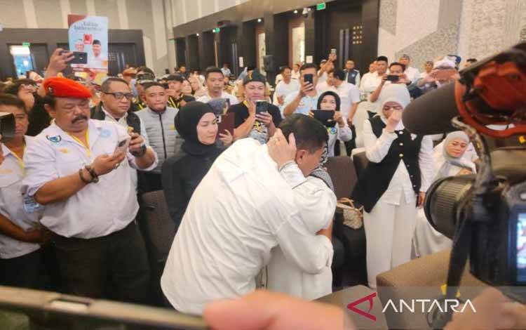 Calon Wakil Gubernur Jawa Barat Erwan Setiawan memeluk ibunya selepas berpidato di Posko Pemantauan Hasil Hitung Cepat Pilgub Jabar, Bandung, Rabu (27/11/2024). (ANTARA/Ricky Prayoga)