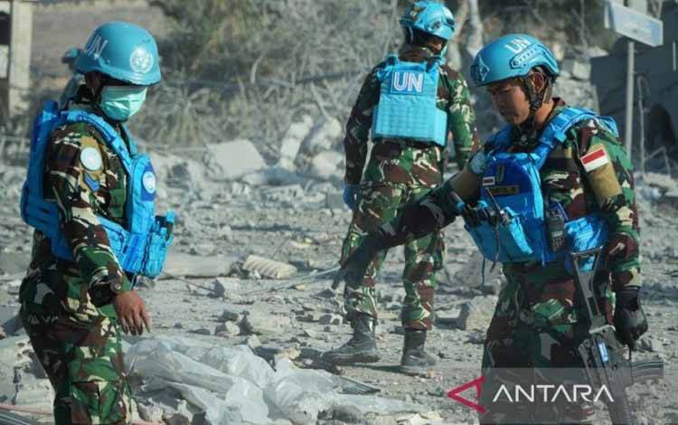 Arsip foto - Prajurit TNI dari Satgas Batalyon Mekanis (Yonmek) TNI Kontingen Garuda Indobatt XXIII-R/UNIFIL membersihkan puing-puing badan jalan untuk membuka jalur distribusi logistik di Lebanon Selatan, Senin (4/11/2024). (ANTARA/HO-Penerangan Satgas Yonmek TNI Konga XXIII-R/UNIFIL.) (ANTARA/HO-Penerangan Satgas Yonmek TNI Konga XXIII)