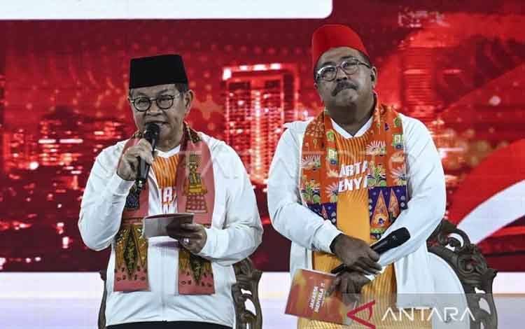 Pasangan calon Gubernur-Wakil Gubernur DKI Jakarta nomor urut tiga Pramono Anung (kiri) dan Rano Karno (kanan) menyampaikan visi misi pada debat pertama pasangan Calon Gubernur dan Wakil Gubernur DKI Jakarta tahun 2024 di JIExpo Kemayoran, Jakarta, Minggu (6/10/2024). (ANTARA FOTO/Aprillio Akbar/aww.)