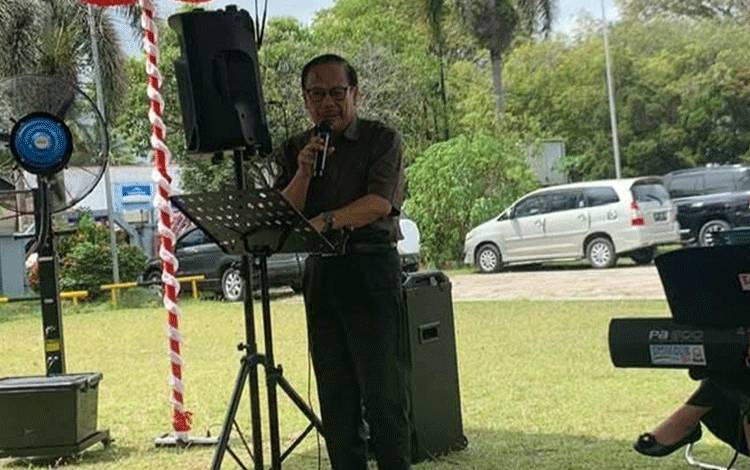 Ketua Badan Usaha dan Aset Gereja Kalimantan Evangelis atau GKE yang juga Ketua Pembangunan Gereja Maranatha, Rawing Rambang memberi sambutan dalam ibadah awal pembangunan kembali Gereja Maranatha.(FOTO: Istimewa)