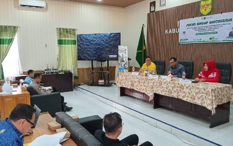 Situasi FGD pembahasan rancangan awal peraturan Bupati Gunung Mas tentang pengelolaan kemitraan pemanfaatan dan pengembalian lahan pertanian berkelanjutan, Kamis, 28 November 2024. (RISKA YULYANA)