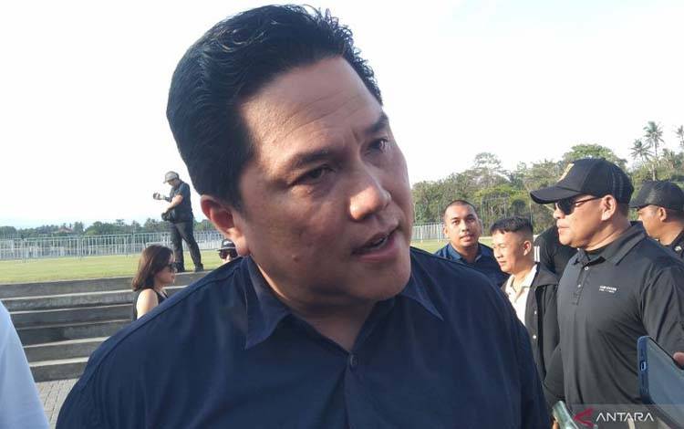 Ketua Umum PSSI Erick Thohir diwawancarai awak media sela menerima dukungan sponsor salah satu mere ponsel untuk Timnas Indonesia di Bali United Training Center, Kabupaten Gianyar, Bali, Sabtu (23/11/2024) (ANTARA/Dewa Ketut Sudiarta Wiguna)