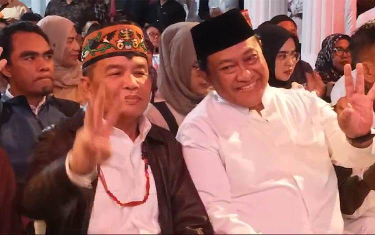 Paslon Gubernur dan Wakil Gubenur Kalteng nomor urut 3 Agustiar Sabran - Edy Pratowo dalam deklarasi kemenangan digelar di Palangka Raya, Jumat malam, 28 November 2024.?(Foto : PATHUR)