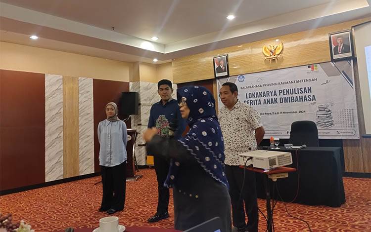Eva Nukman melatih para penulis Kalteng untuk mengenal peran tokoh yang akan dituliskan dalam buku cerita anak. (FOTO: TESTI PRISCILLA)