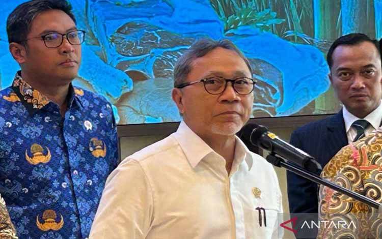 Menteri Koordinasi Bidang Pangan Zulkifli Hasan usai menghadiri Rapat Koordinasi Transformasi Bulog di Jakarta, Jumat (29/11/2024). (ANTARA/Maria Cicilia Galuh)