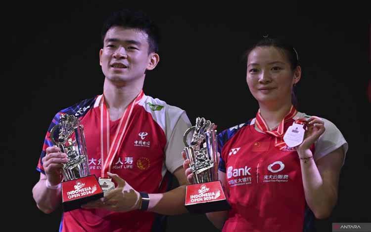 Pebulu tangkis ganda campuran China Zheng Si Wei (kiri) dan Huang Ya Qiong (kanan) memegang piala usai menjadi runner up setelah kalah dari kompatriotnya Jiang Zhen Bang dan Wei Ya Xin dalam babak final Indonesia Open 2024 di Istora Senayan, Jakarta, Minggu (9/6/2024). ANTARA FOTO/Aprillio Akbar/YU