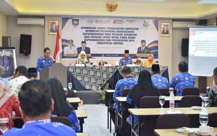 Suasana saat pembukaan Bimtek bagi petugas layanan Disdukcapil Kapuas. (FOTO: IST)