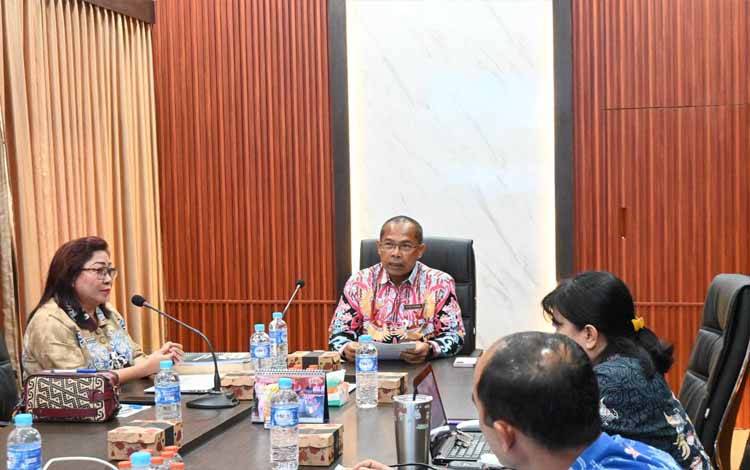 Kepala Dinkes Kalteng, Suyuti Syamsul saat memberikan arahan sekaligus membuka kegiatan. (FOTO: GRY)