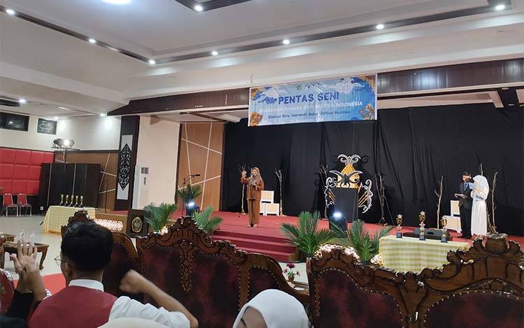 Wakil Dekan 1 Fakultas Keguruan dan Ilmu Pendidikan atau FKIP Universitas Palangka Raya, Dr Eli Karliani membuka acara Pentas Seni PBSI pada Jumat malam, 29 November 2024. (FOTO: TESTI PRISCILLA)