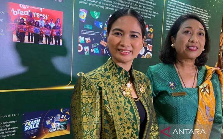 Wakil Menteri Pariwisata Ni Luh Puspa (kiri) bersama Deputi Pemasaran Kemenpar Ni Made Ayu Marthini (kanan) usai menghadiri acara Wonderful Indonesia Co-Branding Awards (WICA) di Jakarta, Jumat (29/11/2024). (ANTARA/Hreeloita Dharma Shanti)