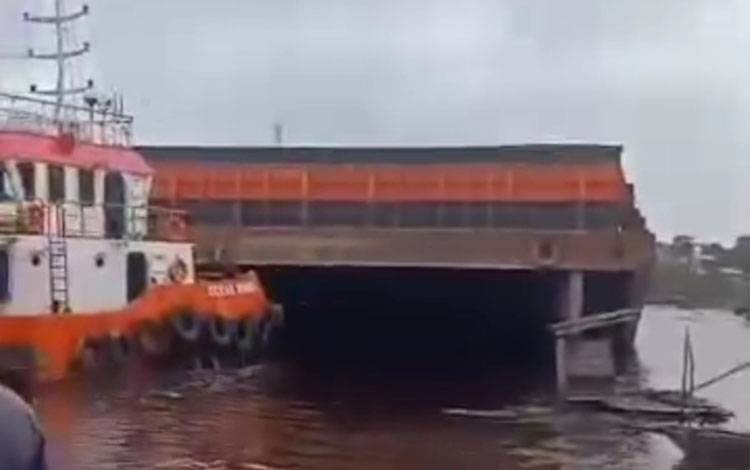 Kapal tongkang yang menabrak lanting milik warga di Desa Sungai Paring, Kecamatan Cempaga, Kabupaten Kotim. (FOTO: IST)