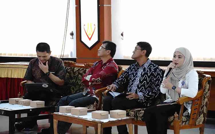 Narasumber dan Kepala Bidang Pertambangan menyampaikan paparan dalam FGD terkait reklamasi lahan bekas tambang di Aula Dinas ESDM Kalteng. (FOTO: TAM)