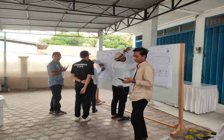 Suasana usai penghitungan suara di TPS 30 Kelurahan Menteng Palangka Raya (Foto : PATHUR)