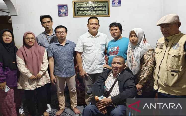 Suasana pertemuan antara Pekerja Migran Indonesia bernama Kosim Bin Madrais (duduk di kursi roda) dengan keluarganya usai terputus komunikasi selama 37 tahun di Desa Ciwaringin, Kecamatan Ciwaringin, Kabupaten Cirebon, Jawa Barat. (ANTARA/HO-KP2MI.)