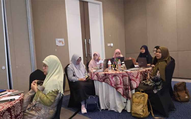 FGD mengenai penelitian Arboretum Universitas Sumatera Utara atau USU di Hotel Grandhik pada Sabtu, 30 November 2024.(FOTO: Dokumentasi Prof Rahmawaty untuk Borneonews)