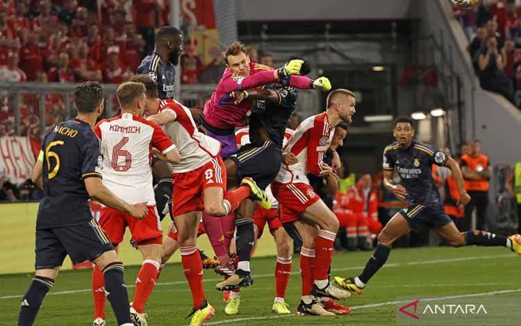 Foto arsip - Kiper Bayern Muenchen Manuel Neuer (kanan, atas) menghalau bola dalam pertandingan leg pertama babak semifinal Liga Champions UEFA melawan Real Madrid di Allianz Arena, Munich, Jerman, Selasa (30/4/2024). Kedua tim bermain imbang 2-2. ANTARA FOTO/Xinhua/Philippe Ruiz/aww