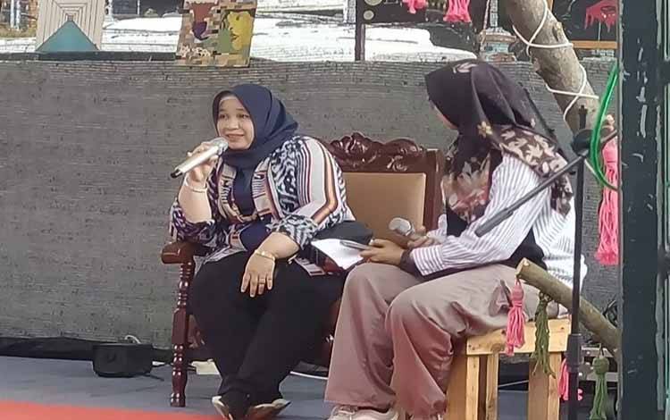 Guru Besar Universitas Sumatera Utara, Prof Rahmawaty menyampaikan materi bincang dalam Peresmian Klinik Reboisasi di Jalan Bajak V, Kelurahan Harjosasi II, Kecamatan Medan Amplas.(FOTO: Istimewa)