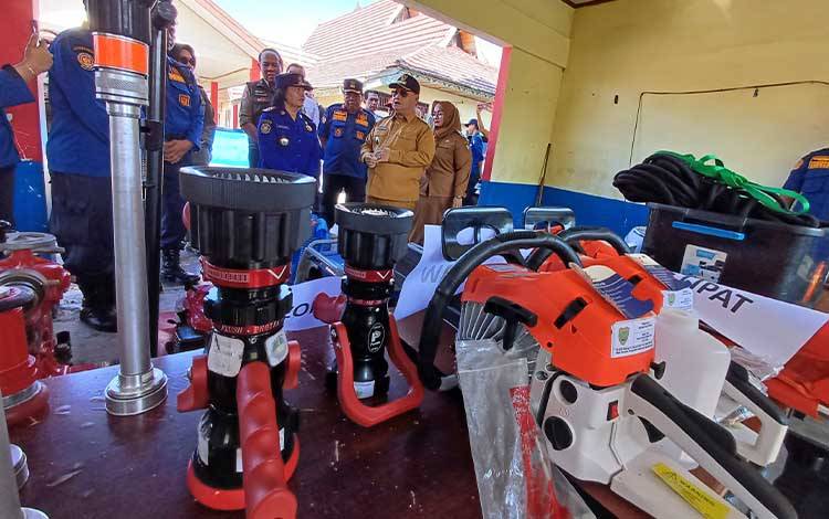 Bupati Kotawaringin Timur Halikinnor mengecek peralatan pemadam di Dinas Pemadam Kebakaran dan Penyelamatan setempat, Senin, 2 Desember 2024. (FOTO: DEWIP)
