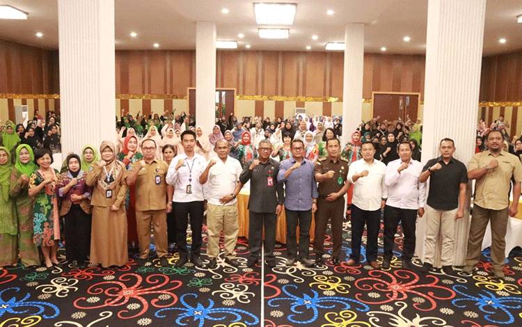 Foto bersama saat sosialisasi pencegahan ekstremisme berbasis kekerasan dan narkoba di Meeting Room Aurila Hotel, Palangka Raya, Senin, 2 Desember 2024. (FOTO:ASEP)