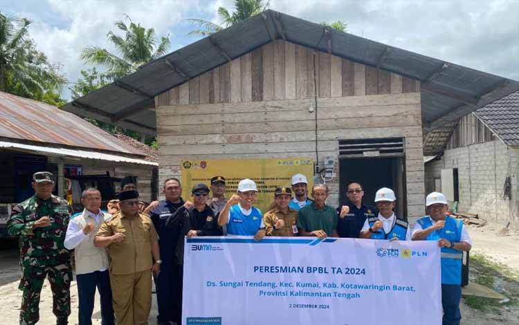 Sebanyak 44 rumah warga Desa Sungai Tendang dari total 1.516 penerima manfaat Program Bantuan Pasang Baru Listrik (BPBL) di Kotawaringin Barat telah mendapatkan sambungan dan menikmati aliran listrik. (ANTARA/HO-PLN UID Kalselteng)