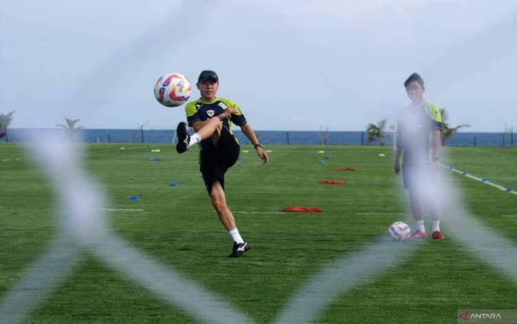 Pelatih timnas Indonesia Shin Tae-yong menendang bola ke gawang di sela latihan persiapan Piala AFF 2024 di Bali United Training Center, Gianyar, Bali, Jumat (29/11/2024). Timnas Indonesia tergabung dalam Grup B bersama Vietnam, Filipina, Myanmar, dan Laos dalam Piala AFF 2024 yang dimulai pada 9 Desember 2024. ANTARA FOTO/Nyoman Hendra Wibowo/aww