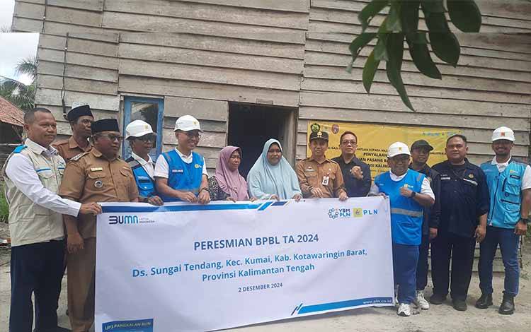 Foto bersama usai penyerahan simbolis program BPBL kepada warga di Desa Sungai Tendang, Kecamatan Kumai. (FOTO: DANANG)