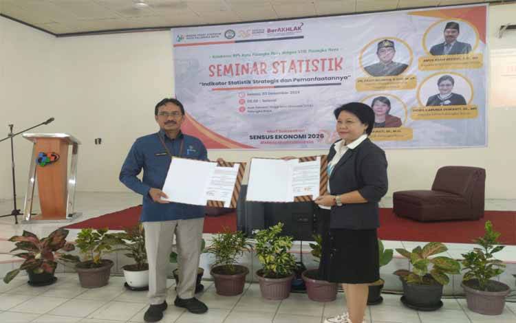 Kepala BPS Kota Palangka Raya, Amos Adam Residul dan Ketua STIE Palangka Raya, Mahrawati usai menandatangani Perjanjian Kerja sama pada Selasa, 3 Desember 2024.(FOTO: TESTI PRISCILLA)