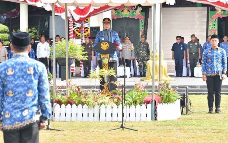 Pj Wali Kota Palangka Raya, Hera Nugrahayu saat memimpin upacara memperingati hari KORPRI. (FOTO: HUMAS)
